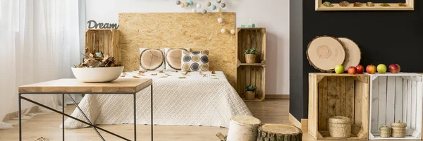 Drewniane skrzynie w sypialni — Zdjęcie stockowe