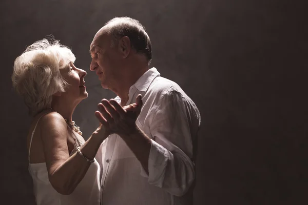 Pareja mayor bailando — Foto de Stock