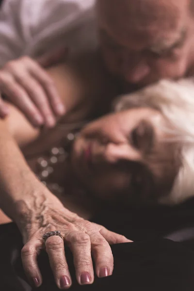 Imagem erótica do casal de idosos — Fotografia de Stock