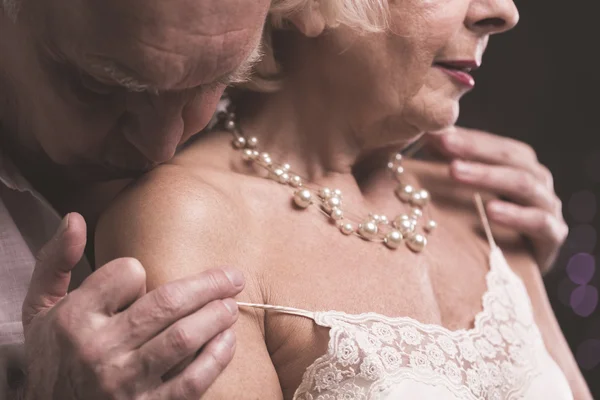 Hombre mayor besando brazo femenino —  Fotos de Stock