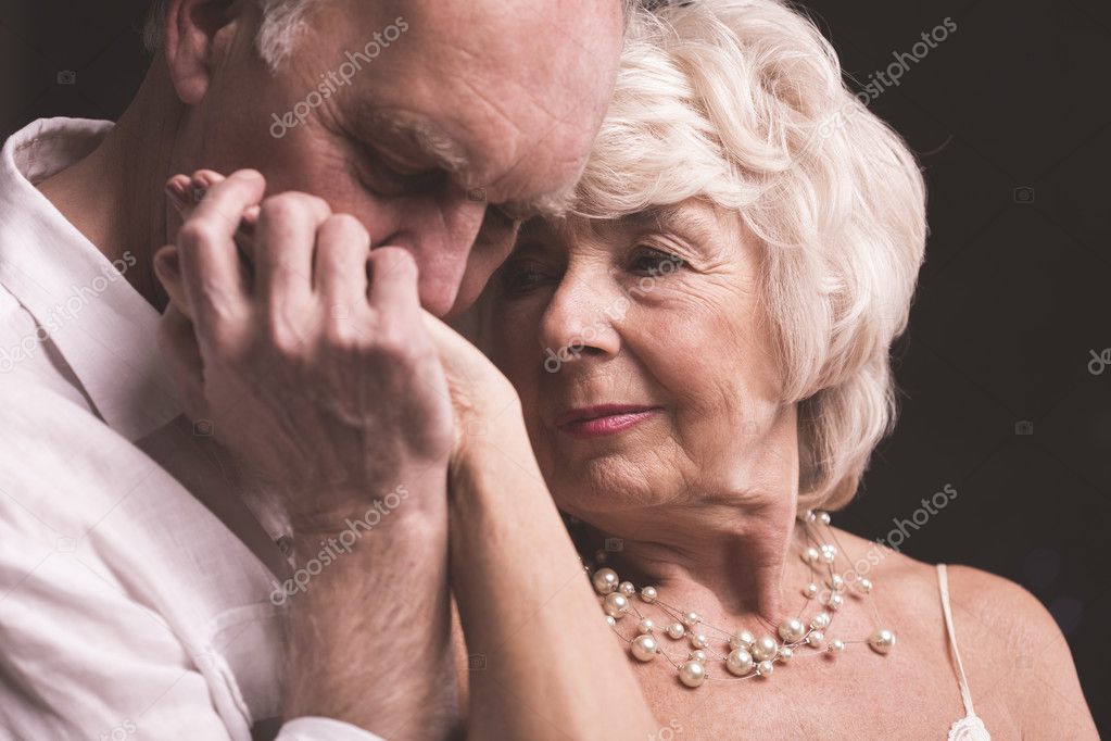 счастливые пожилые пары. красивые пожилые пары. счастливые старики. счастливые пенсионеры осень. объятия пожилых.