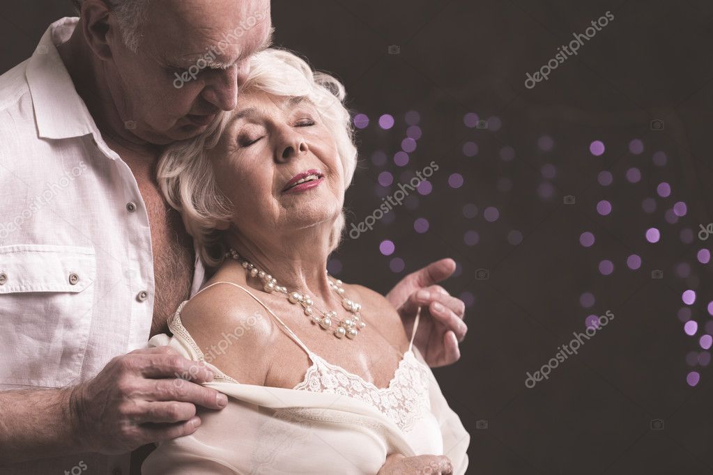 Пожилые дают мужикам. Страсть с пожилыми. Близость пожилых. Любовные прелюдии в пожилом возрасте. Близость пожилых женщин.