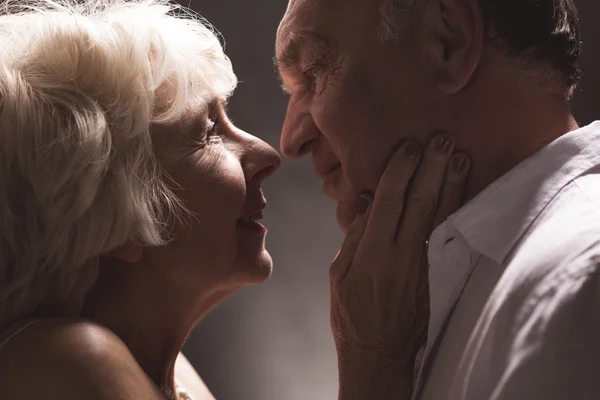 Pareja mayor mirando a los ojos — Foto de Stock