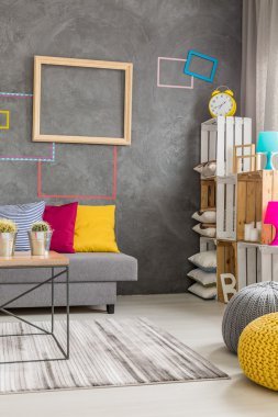 DIY raf ünitesi ile Oda