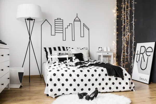 Schwarz-weißes Schlafzimmer — Stockfoto