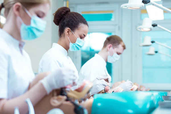 Trzech studentów stomatologii — Zdjęcie stockowe
