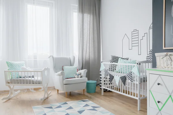 Veel licht in de kamer van een baby — Stockfoto