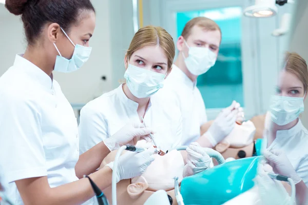 Procedimiento dental realizado por estudiantes —  Fotos de Stock