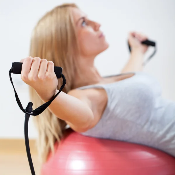 Mujer joven durante el entrenamiento — Foto de Stock