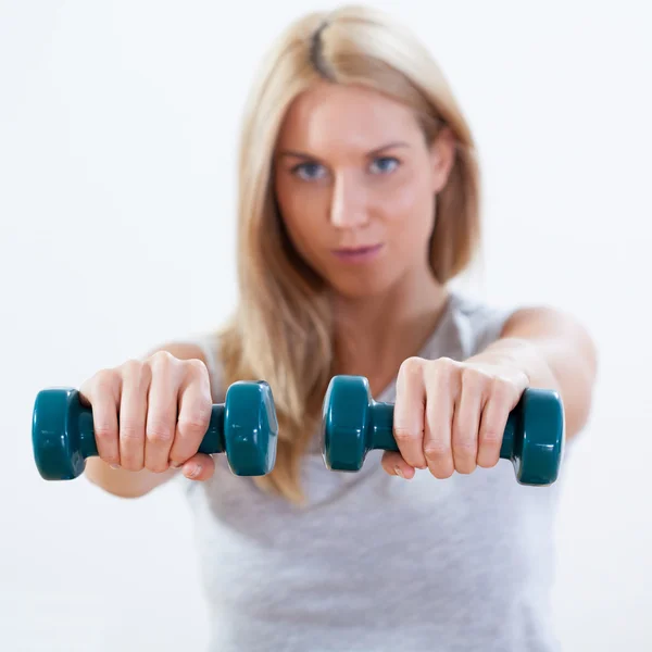 Beauty woman training with dumbbells — Stock Photo, Image