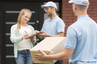 Paket ve formu imzalama kadın kurye