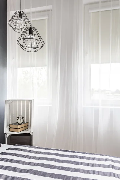 Grote ramen in een moderne zwart-wit slaapkamer — Stockfoto