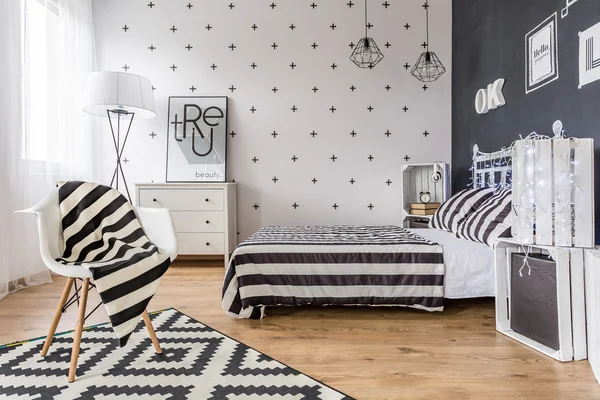 Kreative Schwarz-Weiß-Schlafzimmer — Stockfoto