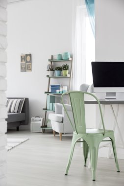 Pastel odasında minimalist çalışma alanı