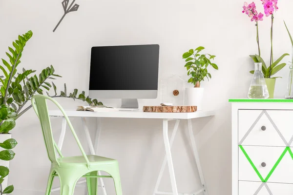Espace bureau à domicile avec ordinateur et plantes — Photo