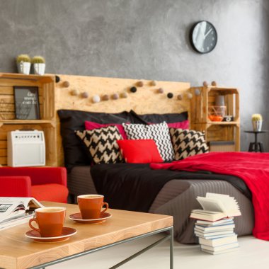 Kahve fincanları masada.