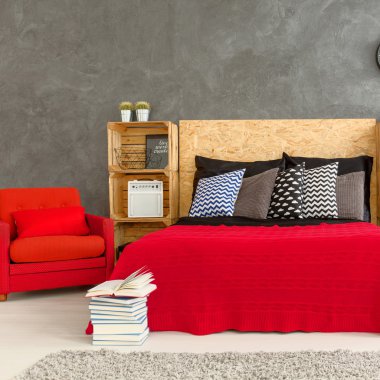 Kırmızı ve gri yatak odası desin
