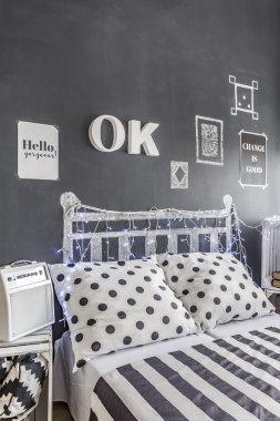 Yatakta duran bir kara tahta duvara 