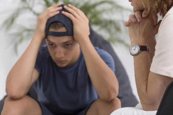 심리학자에게 우울증 이 있는 십 대 청소년 — 스톡 사진