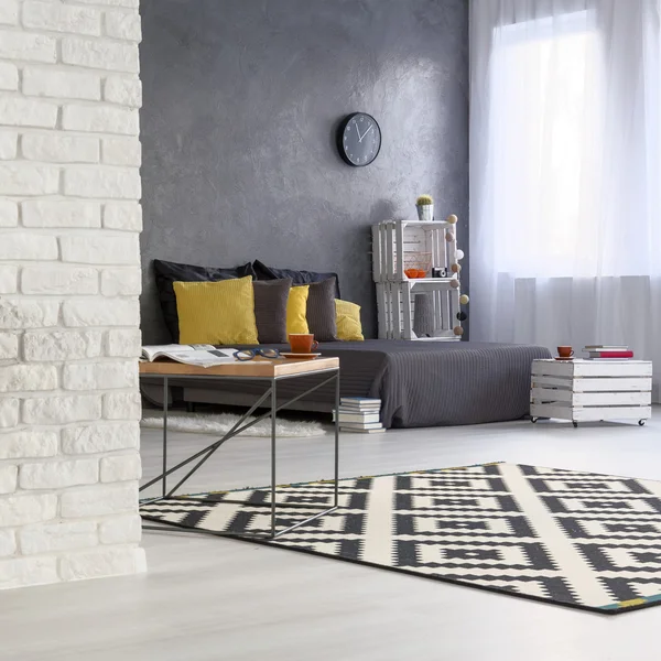 Interior del dormitorio en blanco y negro — Foto de Stock