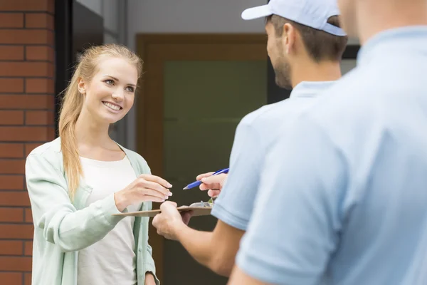 Mensajero haciendo una entrega a la mujer —  Fotos de Stock