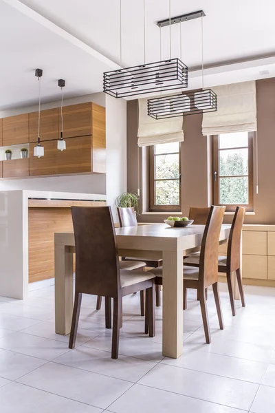 Salle à manger avec table en bois — Photo