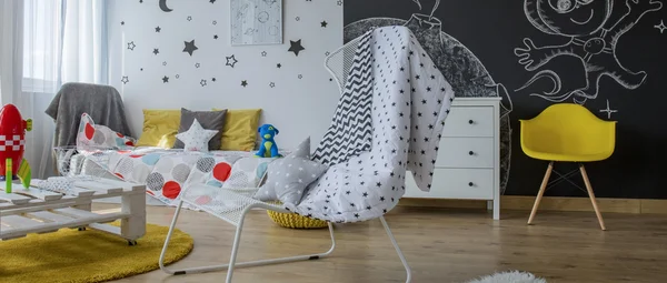 Pizarra de pared en habitación infantil — Foto de Stock