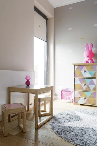Trivsamt rum för liten flicka — Stockfoto
