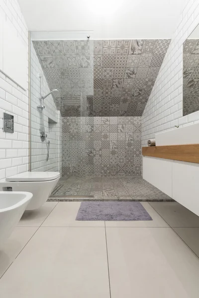 Сучасний просторий дизайн ванної кімнати — стокове фото