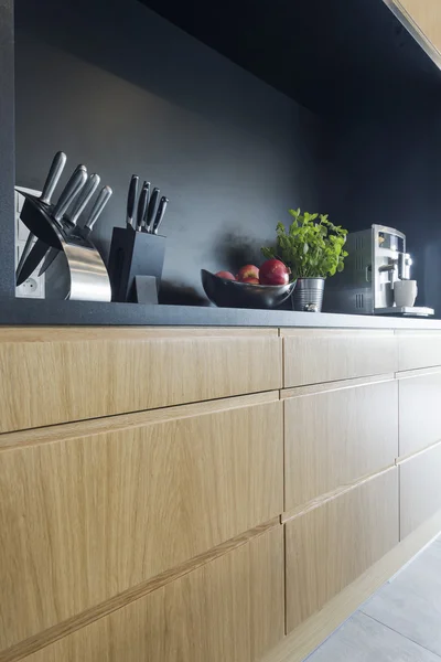Siyah duvar ile modern mutfak — Stok fotoğraf