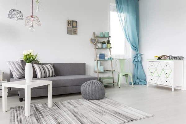 Sala de estar en gris y menta — Foto de Stock