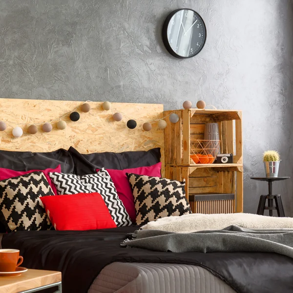 Velká postel v moderní ložnici — Stock fotografie