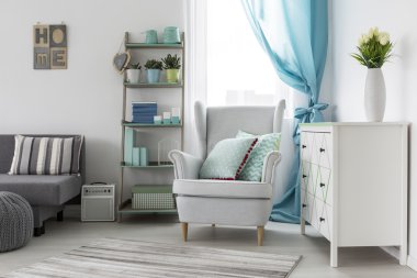 Oda iç parlak tonlarda tasarlanmış