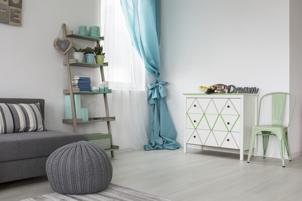 Красивая комната с современной полкой
