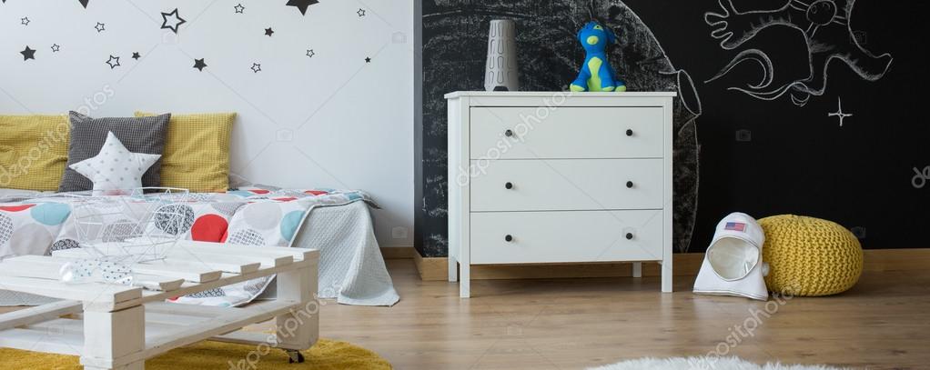 Cómoda en la pared de pizarra — Foto de stock © photographee.eu #128286792