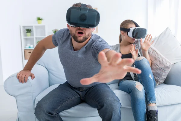 Homem de óculos VR tentando pegar algo — Fotografia de Stock