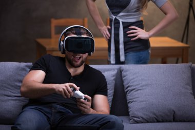 VR gözlük ve kızgın kadın arka planda kullanan adam