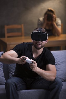 VR kullanarak video oyunları oynarken adam