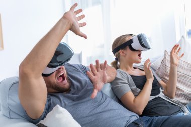Vr Gözlükte videogames oynarken Çift