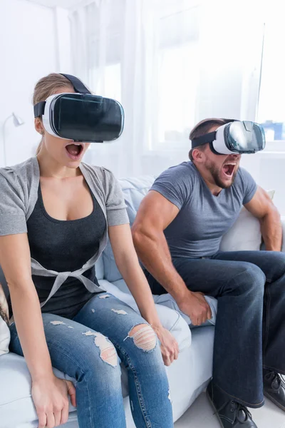 Casal usando óculos VR — Fotografia de Stock