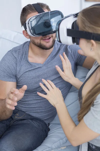 Casal usando óculos de realidade virtual — Fotografia de Stock
