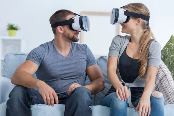 Homem e mulher usando óculos VR — Fotografia de Stock