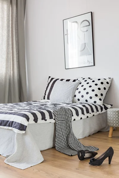 여자 패턴 침구와 침실 — 스톡 사진
