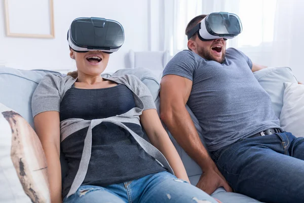 Hombre y mujer divirtiéndose con gafas VR — Foto de Stock
