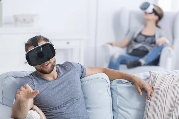 Hombre y mujer divirtiéndose usando gafas VR — Foto de Stock