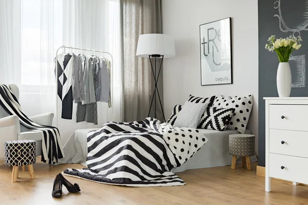 Schlafzimmer mit Kleiderständer — Stockfoto