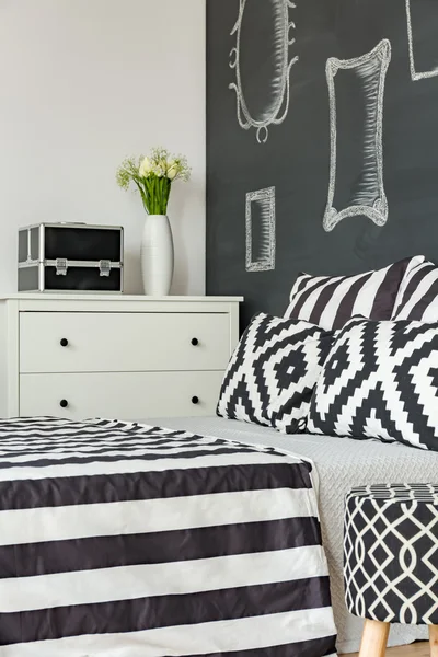 Schlafzimmer mit schwarzer Wand — Stockfoto