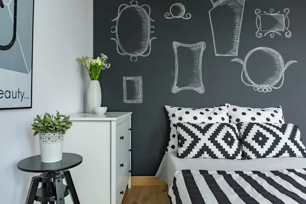 Kamar tidur dengan dinding papan tulis — Stok Foto