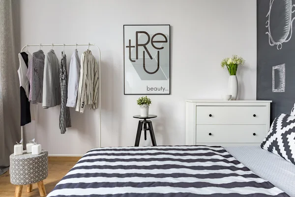 Dormitorio contemporáneo con cama doble — Foto de Stock