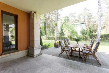 Veranda ahşap masa ve sandalyeler ile